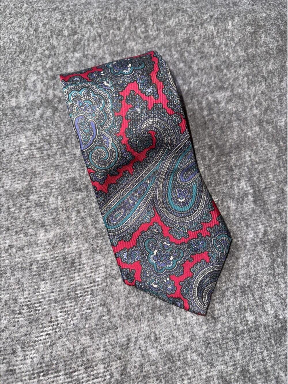 Claybrooke Mens Tie Red Green Beige Paisley 100% Silk Made In Dominican Republic